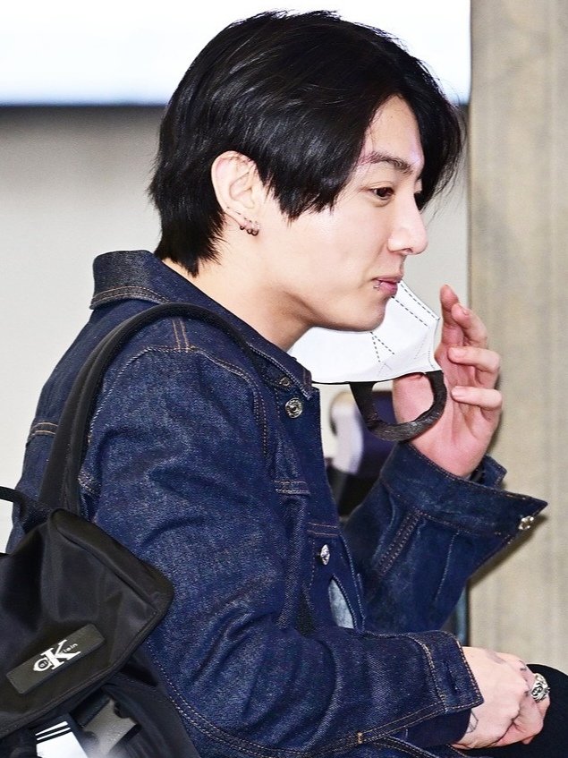 belovedeuphoria's tweet photo. according to k-media, jk is heading to tokyo, japan for a schedule (and he was seen in a full calvin klein look). have a safe flight jungkook! ♡ https://t.co/vEt94PgvbZ