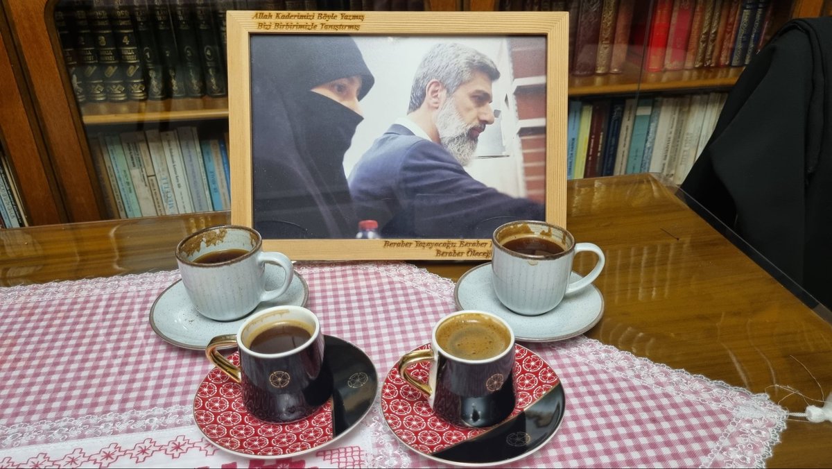 furkanneslim06's tweet photo. Geçen hafta cumartesi akşamından kalma hüzün dolu bir anı daha arşive eklendi.

İlk defa kıymetli Semra Hocamız yokken evine gittik. Biz hep bu evin kapısından içeri heyecanla girer, neşeyle çıkardık. 
Bu defa öyle olmadı; hüzünle girdik, hüzünle çıktık.

Semra Hocamın bir hayali vardı: 

Zindanlardaki mazlumların kapılarını açıp onları özgürlüklerine kavuşturmak...

Sanırım benim için de sözün bittiği yer tam olarak burası... 

#GönüllerBirOlsun