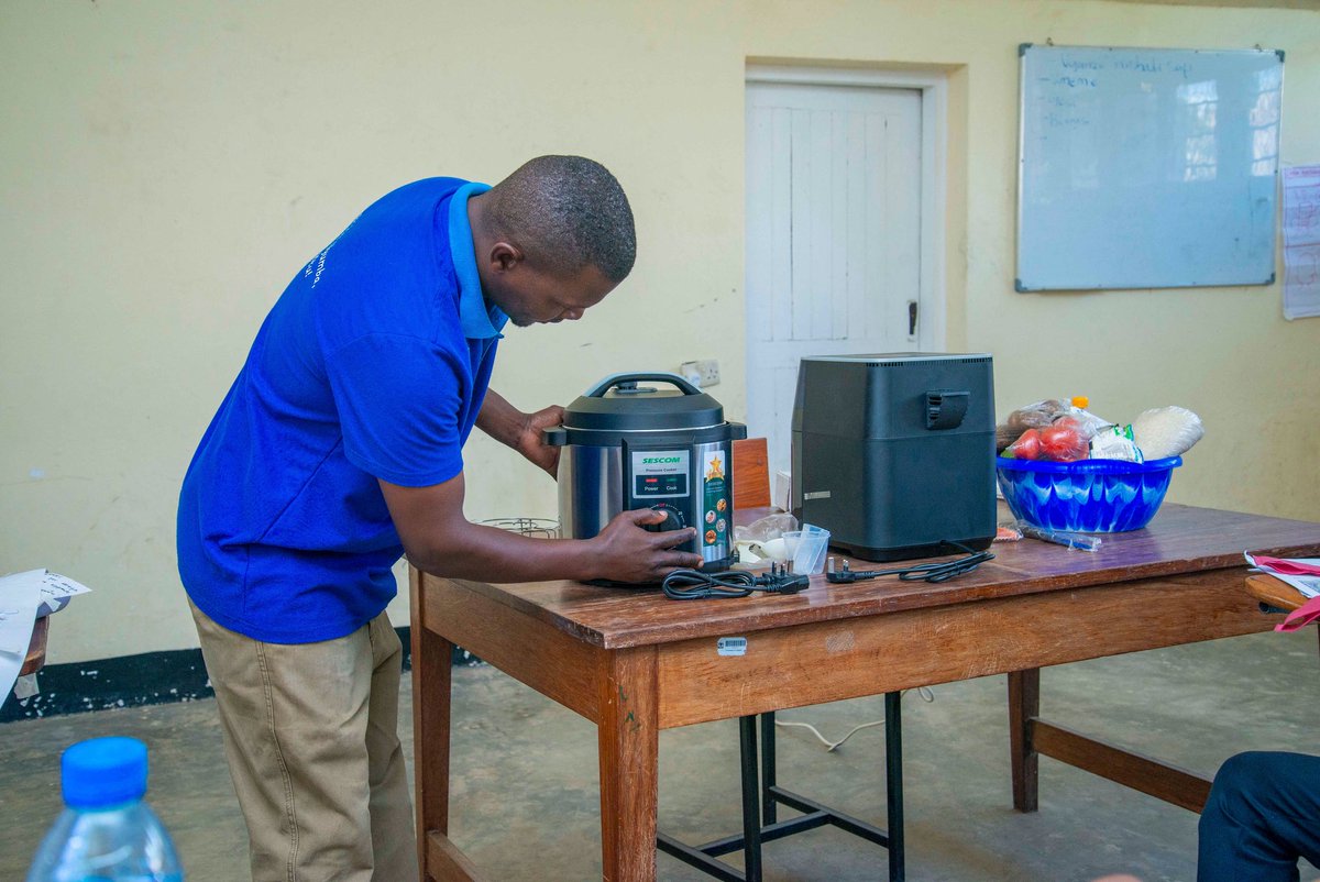 MkapaFoundation's tweet photo. 🔥 What if the way we cook could also protect our health and our environment?

That is the conversation we are taking to communities in Tanga.

We are equipping Community Health Workers (CHWs) with practical knowledge and skills on E-Cooking from using electric cooking technologies to educating households on the benefits of clean, safe and efficient cooking.

Because CHWs are more than health educators; they are trusted voices within their communities.

By empowering them with the right knowledge, we are taking the clean cooking conversation from the training room to homes, households and communities.

@HSELive @IEAmbDar 
#Mkapafoundationat20