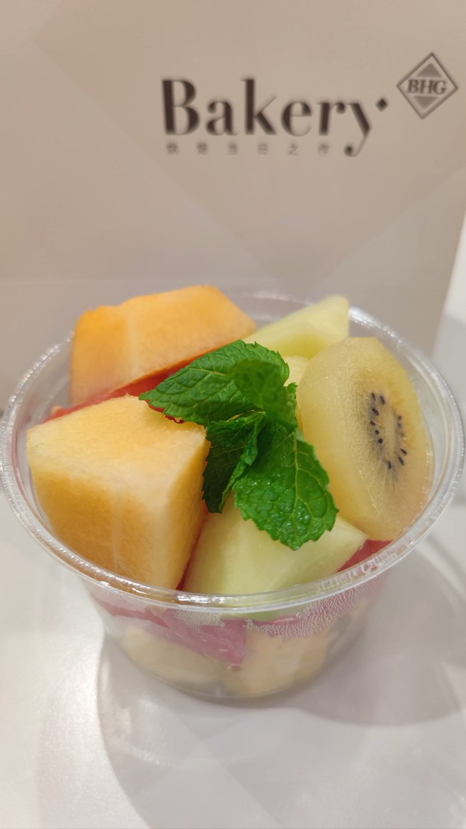 IsaCerrano4g8z's tweet photo. Vecinos, hoy compartimos pan recién horneado y frutas en la entrada del edificio!  Un ratito de charla amena mejora el día de todos.， https://t.co/D9zCxTNWFd
