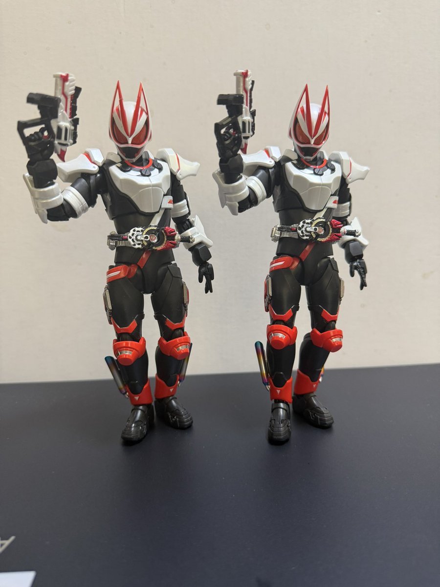 oldtype_nacht's tweet photo. フィギュアーツギーツマグナムブーストフォーム比較
左　当時版
右　ストア限定版
肉眼では分かるけど、写真だと違いがほぼ分からん、白色がちょっと違うんだよなー
これは違うんだよな母ちゃん案件だな https://t.co/QwcTYu0kkO