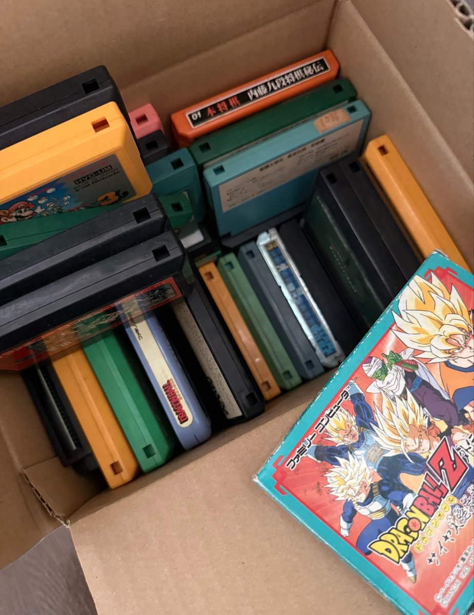 maeuchitakafumi's tweet photo. ららら言えるかな

ポケモンのなまえ〜📕

旧裏のカードからカードダス、遊戯王やビックリマンシールにゲームボーイ、ファミコン🫣etc.etc

MTGだけじゃなくまだまだお宝がザクザク出てきます🪎

連休も家の掃除🧹実家の片付けは大変です🏠
（懐かしんでいたら進みませんが楽しんでます😆） https://t.co/UrHyiFQGdx