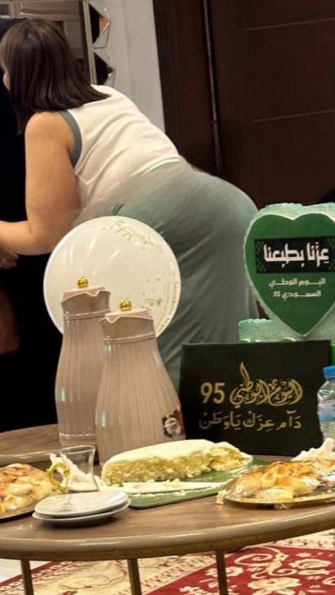 Samlgv8's tweet photo. #خنزرة مين يبي احتفل مع امه باليوم الوطني🍑🔥🔥 https://t.co/IfQ2JWYMKX