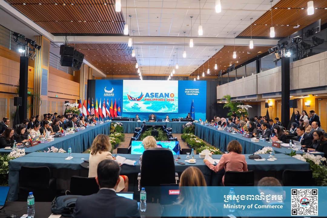 MoCCambodia's tweet photo. Her Excellency CHAM Nimul, Minister of Commerce and ASEAN Economic Minister (AEM) for Cambodia, led Cambodia’s delegation to attend the 22nd ASEAN Economic Ministers and the European Trade Commissioner (EUTC) Consultation….
👉 Read more: https://t.co/rHy2chyMrv https://t.co/TeyPWQbXEu