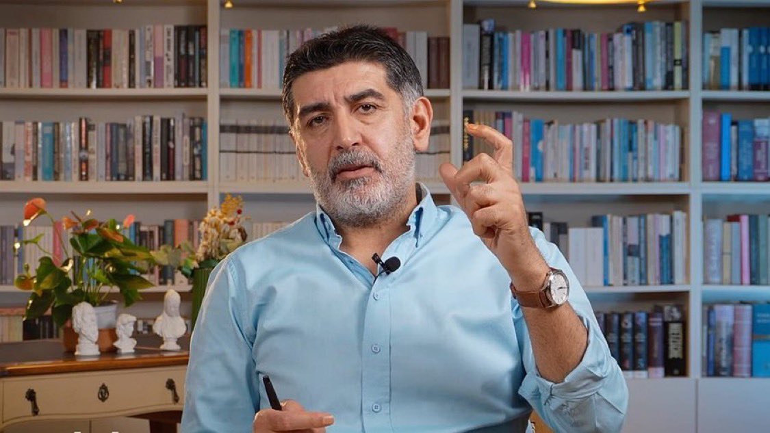 frekanstr_'s tweet photo. 'İzleyeceğiz Akın Bey'i, ne kadar sonuna kadar gidiyor'

Gazeteci Levent Gültekin, fon krizi hakkında;

"Ortada AK Parti'nin belirgin bir sorumluluğu var. 

Şimdi bu niye patlak veriyor? Aylardır bu konuşuluyor. YouTube'da ve sosyal medyada bir video gördüm. Bir vatandaş borsadan anlayan bir vatandaş 1 buçuk yıl önce anlatmış. 
"Burası patlayacak haberiniz olsun. Burada büyük bir manipülasyon dönüyor." 

Ha ortalama bir vatandaşın gördüğünü SPK'nın görmemiş olması teknik olarak mümkün değil. 

Eski MASAK başkan yardımcısı Ramazan Başak da diyor ki; "biz de diyor bir yıl önce 1 buçuk yıl önce uyarmıştık. Bunun için diyor iki kez gözaltına alındım. Bana dava açıldı." 

Tabii. Şimdi eğer isterlerse çıkarırlar ama belli ki çok önemli isimler var bu işin içerisinde. 

Eee yani Akın Bey "sonuna kadar gidilecek" falan diyor. İzleyeceğiz Akın Bey'i, ne kadar sonuna kadar gidiyor. Ben pek gidebileceğini zannetmiyorum. 

Çünkü 24 milyar dolardan bahsediliyor. Bunun en az 10-15 milyar doları bir grup elit iktidarı kullanan. 

Görüyorum şimdi bir sürü iktidar yandaşı, taraftarı kıyamet koparıyorlar. "Erdoğan'ın bu isimler niye korunuyor? Bunlar niye görmezden geliyor? Servetine niye servet katılmasına bu kadar sessiz kalınıyor?" Şimdi AK Parti tabanında da bir isyan var. Bu bu çok büyük bir şeye dönüştü. Yani devasa bir soruna dönüştü."