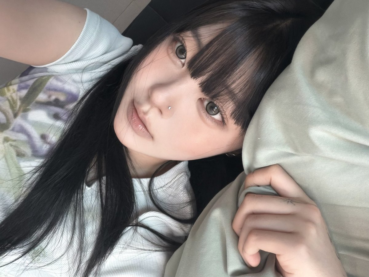 eunooniii's tweet photo. 요즘 머리정병와서 앞머리 자를까 말까 자를까 말까 https://t.co/5z8xsNd4E0