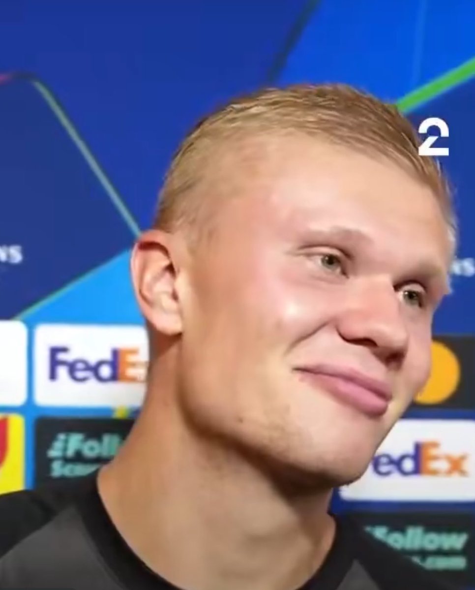 Alph__Utd's tweet photo. 🚨 Erling Haaland on why he waited for 5 City wins to cut his hair:

🗣️ Reporter: “Erling, you waited for five straight wins before you cut it. Why?”

🗣️ Haaland:

“I waited so a certain club would see it.

Five wins. Then the haircut. Same day.

Not a curse. Not a joke for the comments.

Just letting them know the task isn’t impossible.”