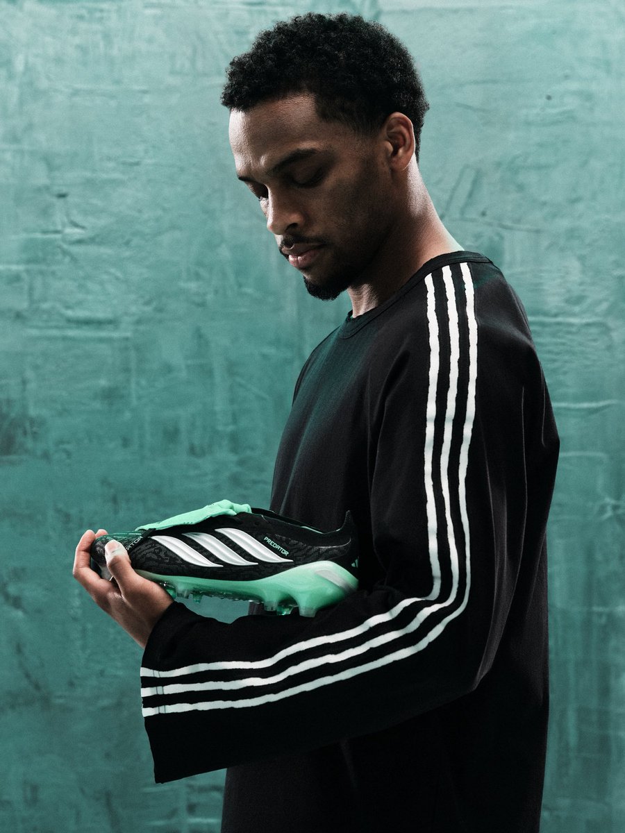 Arsenal's tweet photo. boots made for the moments. time to pick a side. 🎲🥶 https://t.co/kPV7N63YiJ