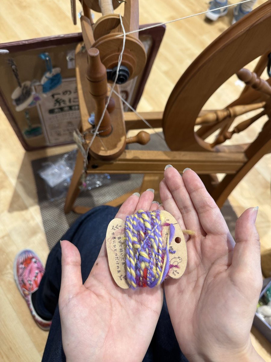 inkoyoshidahat's tweet photo. お客様は、初めての双糸体験で、とても楽しんでいらっしゃいました😆可愛い糸になりました💓
単糸を2セット同じ方向に撚り
をいれて、今度は２本を逆回転に撚りをいれると、皆さんがよくみる毛糸の状態ができます。
スピンドル経験されていたそうなので、上達早く楽しめました💕ありがとうございます😊 https://t.co/ui6e4eUAzo
