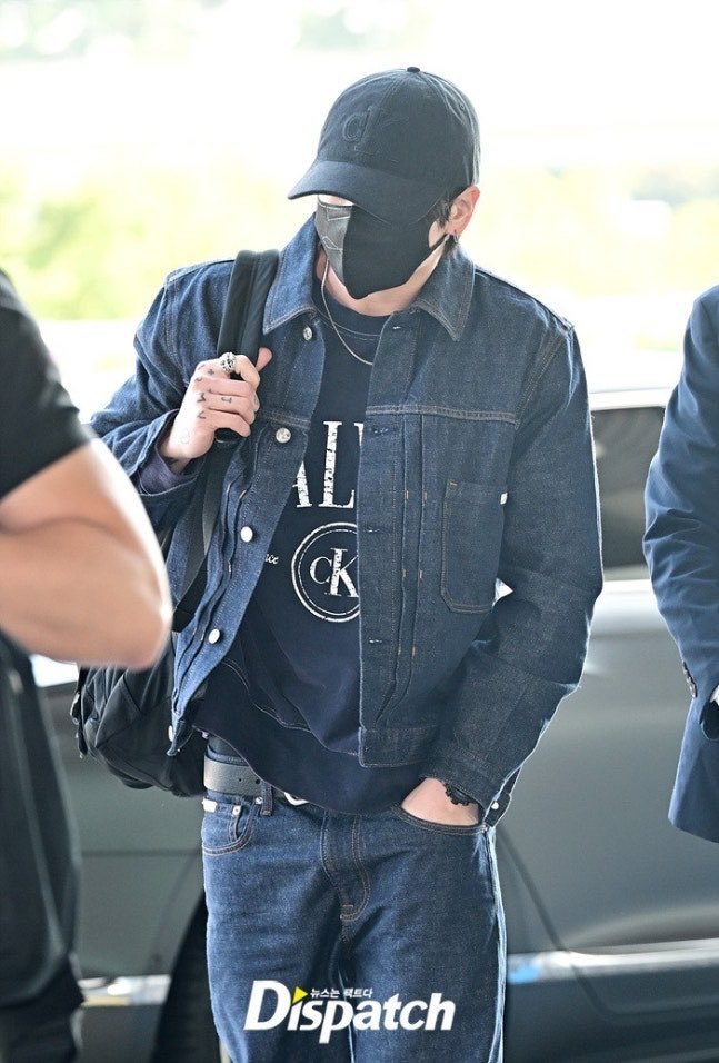 xjchen517's tweet photo. Jungkook at the airport, maybe for the Hublot new campaign in Tokyo.

#Jungkook https://t.co/pCKKwWkA8F
