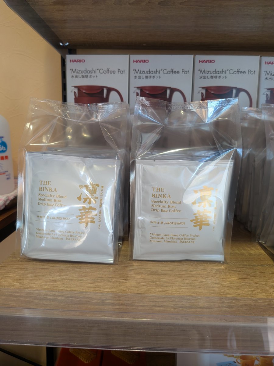 coffeehirashima's tweet photo. 新しいドリップバック出来ました。スペシャルティブレンド��華です。スペシャルティコーヒーの凛としたクリーンカップとベトナム　ランビアンアナエロビックの華やかなフレバーをお楽しみください
#自家焙煎珈琲　#スペシャルティコーヒー　#名古屋市天白区　#塩釜口 https://t.co/Hk9O2CXKCz