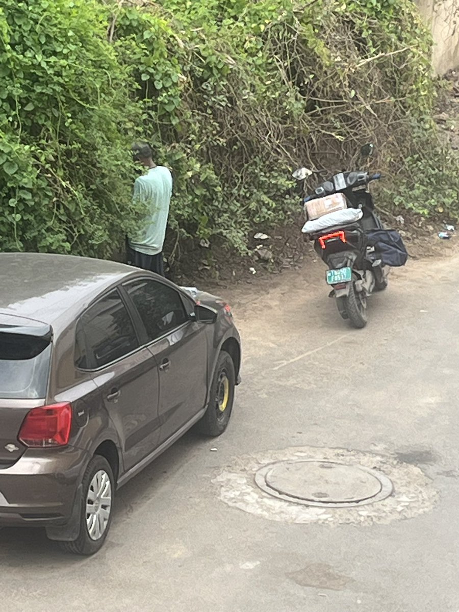 jude0887's tweet photo. @chennaicorp @CMOTamilnadu @rhevanth95 People are littering this place just because the bush is covering . Kindly take some action are erect a pole not to litter here. Zone 11 ward 154 behind assisi school https://t.co/ViL4ZKSRQE