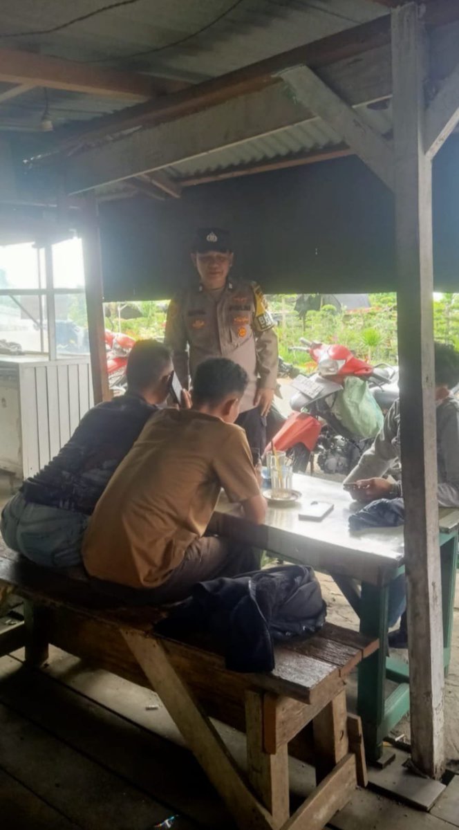 humaspolsekArea's tweet photo. Medan-Antisipasi Guantibmas,Bhabinkamtibmas Polsek Medan Area Aiptu Rifel Simbolon Sambang ke masyarakat Kel Komat 4 Medan Area (23-9-26)
#PolsekMedanArea
#Sambangddswarga
#Integritasdanhumanisdalammelayanimasyarakat
#PolriUntukMasyarakatCallcenter110
#collabs
Akpol2013Medanaman https://t.co/HZRoRaugg7