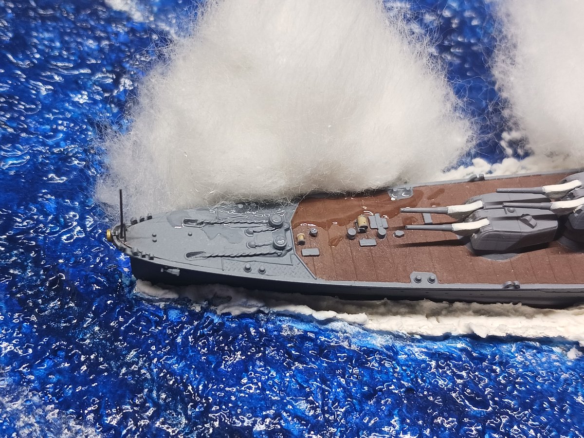 tyorasora's tweet photo. 重巡加古ジオラマ「被雷」、完成しました。

https://t.co/zHpwhXNK6M

3本の水柱は前から順に時系列となっていて、艦首付近のものは水が落ちるフェイズを再現しました。甲板にはその水も表現しています。
ハセガワのキットは素晴らしかったです。 https://t.co/xqc5u8A2ug