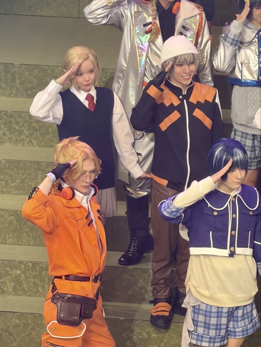 noce_choco's tweet photo. 客席からのリクエストに応えて、みんなで敬礼ポーズ！の中、ふざけ始めるクルルとつっこむサブロー先輩
そして、大人しくするクルル

電波コンビ最高です📡⚡

#ケロミュ #丘山晴己 #山根航海 https://t.co/zIauXCpKZe