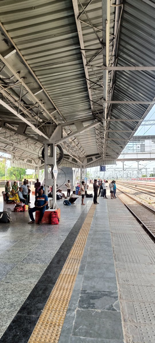 MialordsKaBAAP's tweet photo. @RailMinIndia @RailwaySeva @IRCTCofficial we are waiting for train 15018 at Janghai railway station but there is no announcement of train delay and the coach positionings. No indicators are installed...how passengers will know the correct coach positionings.. https://t.co/rPrvoND7Oc