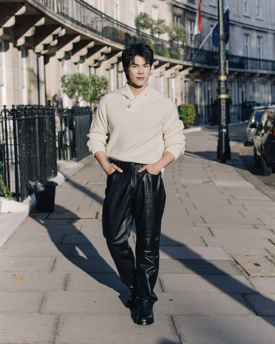 mintmag_th's tweet photo. หล่ออบอุ่น! เสิร์ฟภาพลุคสบายๆ ของหนุ่ม #มายภาคภูมิ หลังร่วมชมแฟชั่นโชว์คอลเล็กชั่นใหม่ พร้อมมาในโททัลลุคจาก H&M A/W26 ถ่ายรูปท่ามกลางบรรยากาศกรุงลอนดอน ประเทศอังกฤษ โดยคอลเล็กชั่นนี้ยังหยิบนำอินสไปร์จากอดีต ปัจจุบัน และอนาคตมาผสมผสานเข้ากันอย่างลงตัว 💚

#MilePhakphum
#HM
#HMThailand
#HMThailandxMile
#MintNews