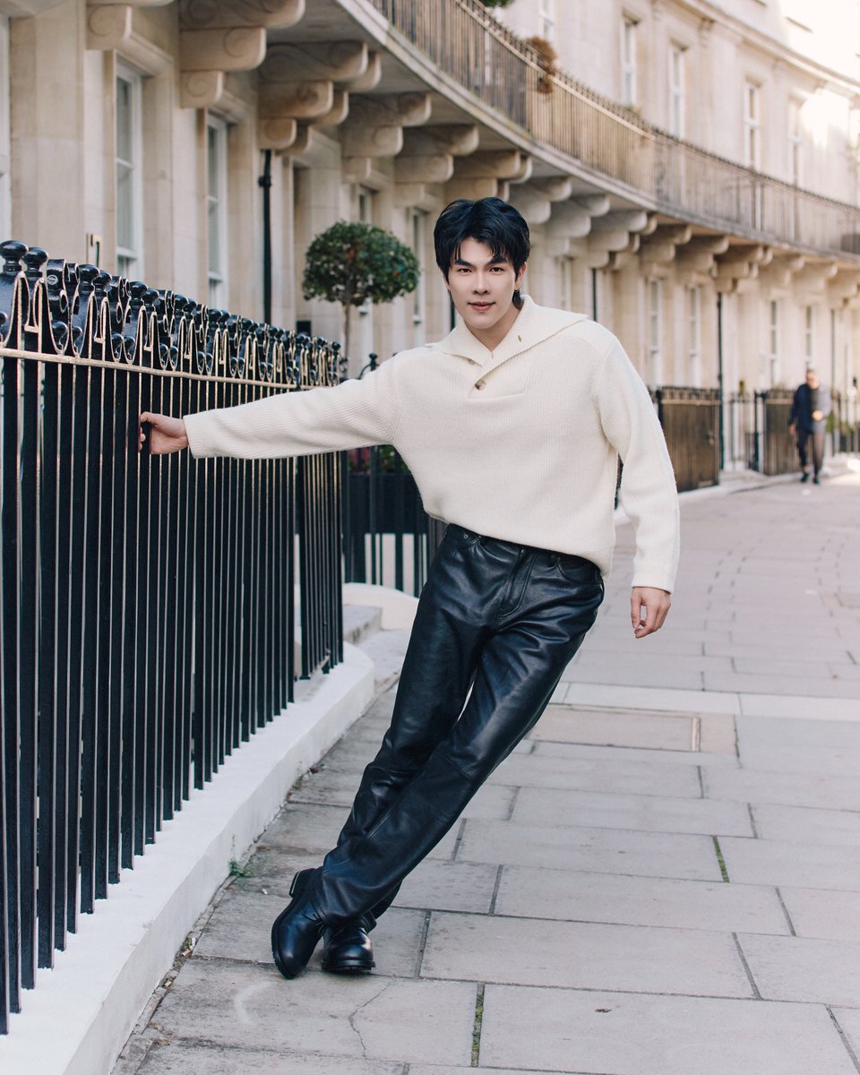 mintmag_th's tweet photo. หล่ออบอุ่น! เสิร์ฟภาพลุคสบายๆ ของหนุ่ม #มายภาคภูมิ หลังร่วมชมแฟชั่นโชว์คอลเล็กชั่นใหม่ พร้อมมาในโททัลลุคจาก H&M A/W26 ถ่ายรูปท่ามกลางบรรยากาศกรุงลอนดอน ประเทศอังกฤษ โดยคอลเล็กชั่นนี้ยังหยิบนำอินสไปร์จากอดีต ปัจจุบัน และอนาคตมาผสมผสานเข้ากันอย่างลงตัว 💚

#MilePhakphum
#HM
#HMThailand
#HMThailandxMile
#MintNews