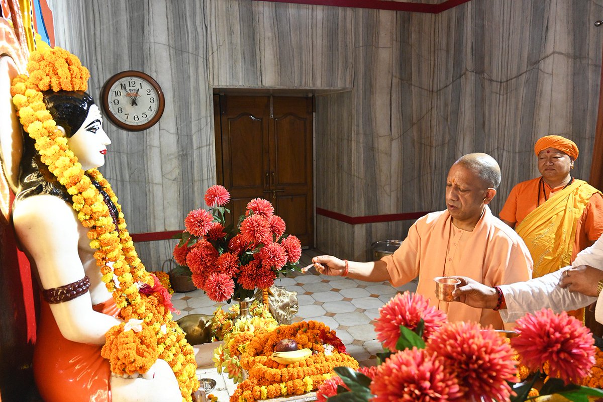GorakhnathMndr's tweet photo. गोरक्षपीठाधीश्वर, महंत श्री @myogiadityanath जी महाराज ने आज श्री गोरखनाथ मंदिर में शिवावतारी महायोगी गुरु श्री गोरखनाथ जी के दर्शन-पूजन कर सभी के सुख, समृद्धि एवं मंगलमय जीवन की प्रार्थना की।

महाराज जी ने अपने पूज्य गुरुदेव राष्ट्रसंत ब्रह्मलीन महंत अवेद्यनाथ जी महाराज के समाधि स्थल पर पुष्पांजलि भी अर्पित की।