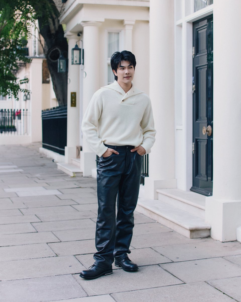 mintmag_th's tweet photo. หล่ออบอุ่น! เสิร์ฟภาพลุคสบายๆ ของหนุ่ม #มายภาคภูมิ หลังร่วมชมแฟชั่นโชว์คอลเล็กชั่นใหม่ พร้อมมาในโททัลลุคจาก H&M A/W26 ถ่ายรูปท่ามกลางบรรยากาศกรุงลอนดอน ประเทศอังกฤษ โดยคอลเล็กชั่นนี้ยังหยิบนำอินสไปร์จากอดีต ปัจจุบัน และอนาคตมาผสมผสานเข้ากันอย่างลงตัว 💚

#MilePhakphum
#HM
#HMThailand
#HMThailandxMile
#MintNews