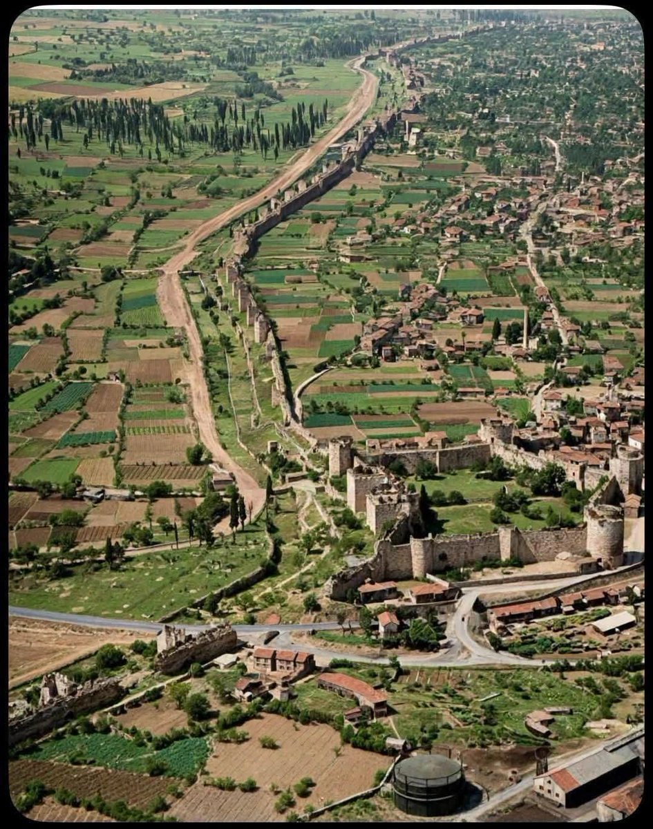 CatImperator's tweet photo. For more than a millennium, the Theodosian Walls protected Constantinople from myriad of enemies

They also kept the Empire safe, as more than once the Romans were on a brink, with enemy's plans thwarted by imposing ramparts.

In facts, the Walls would not be breached until May 1453, doing their duty through entirety of the Middle Ages

And that role would continue till the early 20th century. As it can be seen on this 1934 photo (colorised)

Truly one of the most magnificent achievements of the Roman Empire