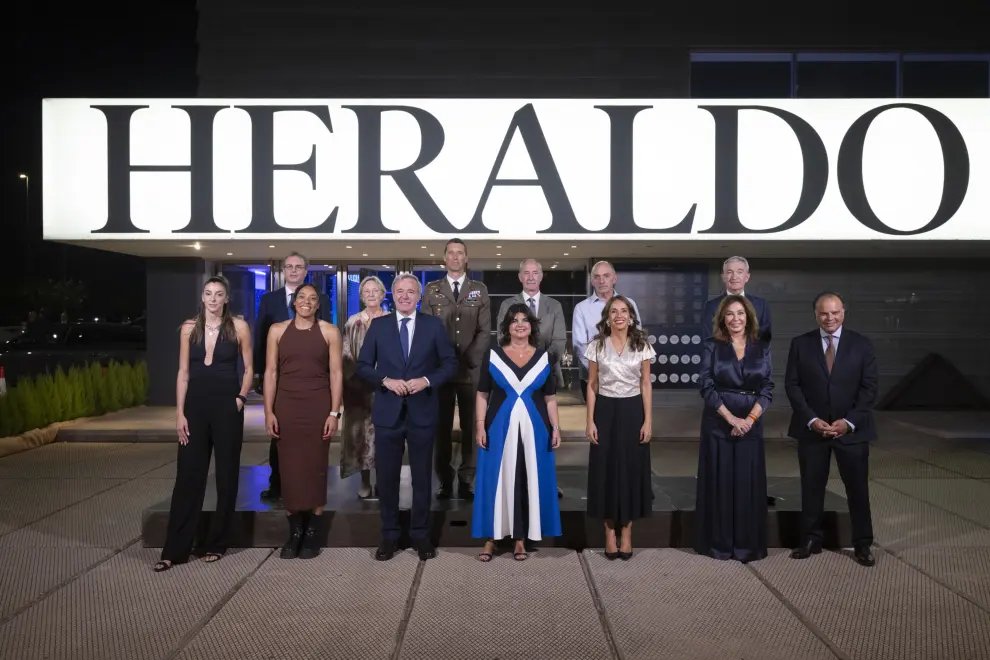 Jorge_Azcon's tweet photo. Ayer cerramos el día con los Premios @heraldoes, que un año más reconocieron la trayectoria, compromiso y contribución a la sociedad de personas, entidades y colectivos.

Enhorabuena a las jugadoras del @casademontBZ, @anarosaq, Soledad Puértolas y a los equipos de extinción de incendios forestales por este merecido reconocimiento.