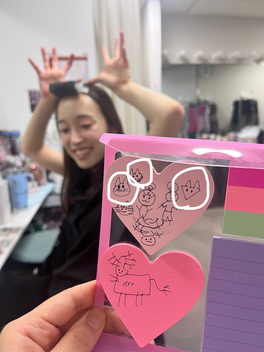 CantoKeiko's tweet photo. こちらの回答は
【問一】
写真参照
ちなみに、左真ん中は猫です🐱

【問二】
上のハート…ハグリッド
下のハート…フクロウ🦉

でした！
皆さま、正解できましたか？
なかなかの難問だったかと思います。

そんな画伯は本日ローズ、わたしはハッフルパフでした🌹🦡
お疲れちゃん！

#ハリポタ舞台 https://t.co/5lkAWZbEIt