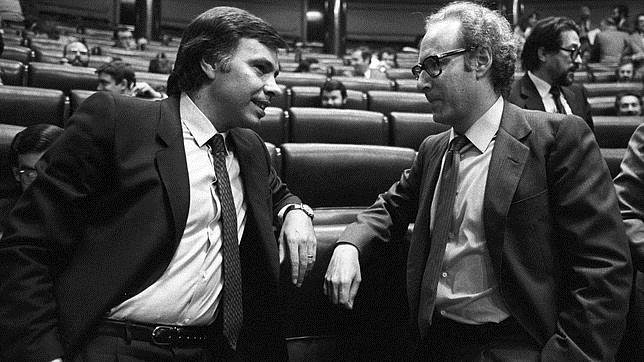 FonsiLoaiza's tweet photo. La Ley Boyer con Felipe González liberalizó el mercado de alquileres contra la renta antigua para favorecer la especulación inmobiliaria. Sus principios neoliberales siguen vigentes. El autor Rafael Chirbes dijo que todos sus libros fueron escritos como respuesta a ese decreto. https://t.co/e5YiJJKvS0