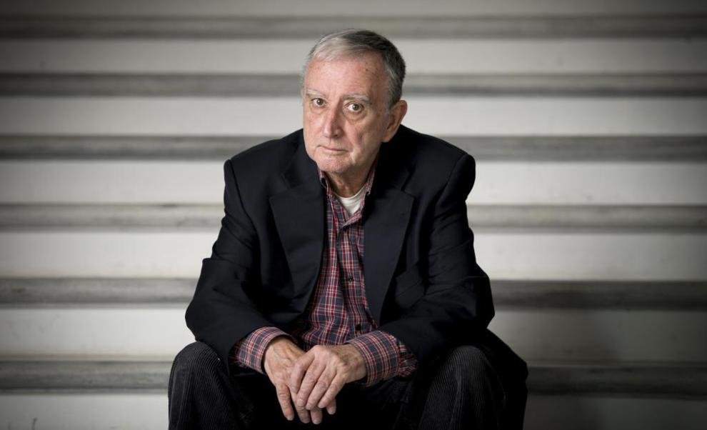 FonsiLoaiza's tweet photo. La Ley Boyer con Felipe González liberalizó el mercado de alquileres contra la renta antigua para favorecer la especulación inmobiliaria. Sus principios neoliberales siguen vigentes. El autor Rafael Chirbes dijo que todos sus libros fueron escritos como respuesta a ese decreto. https://t.co/e5YiJJKvS0