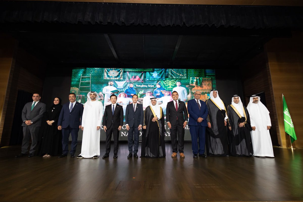KSAembassySOM's tweet photo. أقام السفير محمد الغامدي حفل اليوم الوطني بحضور ضيف الشرف السيد تان كيات هاو، وزير الدولة الأول للصحة والتنمية الرقمية والمعلومات، وعدد من البرلمانيين والسفراء المعتمدين وقادة الأعمال وأعيان المجتمع والسعوديين في سنغافورة، احتفاءً بذكرى توحيد المملكة واعتزازاً بمسيرتها ومنجزاتها. https://t.co/6l44QslQL7