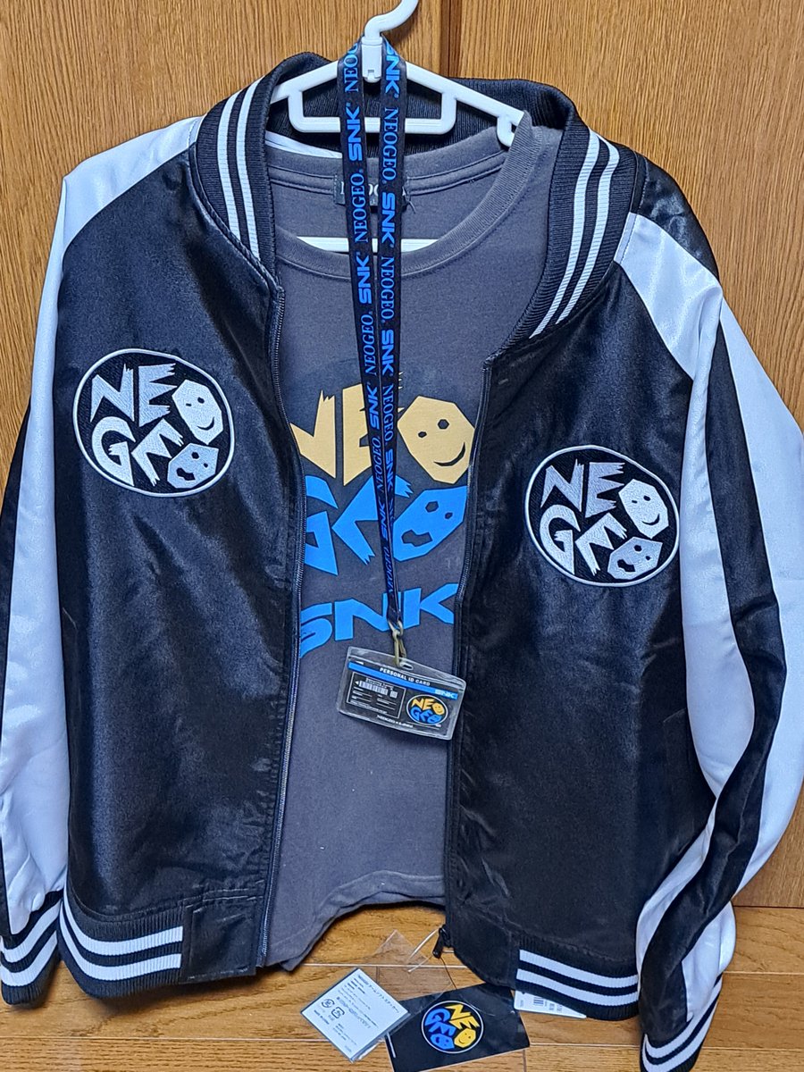 GeeseNiSoy's tweet photo. シルバーウィークは実家の草刈り、バイク修理、ラジコン売場を見に行ったり、ドンキのNeoGeoスカジャン等を買いに行ったりしました😊
スカジャンは昔のしまむらコラボTシャツと併せて飾ってます✨

ゲームはスプラレイダースをクリアして無限食堂は241階でギブアップ😭
アケコン改造はお休み中💤 https://t.co/fHGzeOzRlF