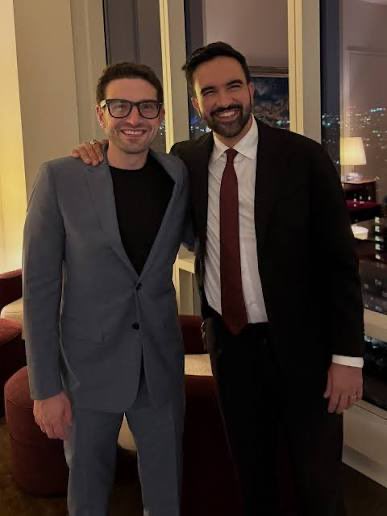 PGoldschmeding's tweet photo. Zojuist op het NOS nieuws. Rob Jetten bezoekt een homobar en -monument in New York. Ook gaat hij als verwacht de Alex Soros-vriend  burgemeester Mamdani bezoeken. 
Rob ‘we komen er wel uit met de begroting’ Jetten laat in ieder geval zien waar zijn prioriteiten liggen https://t.co/XCWIFJC7wq