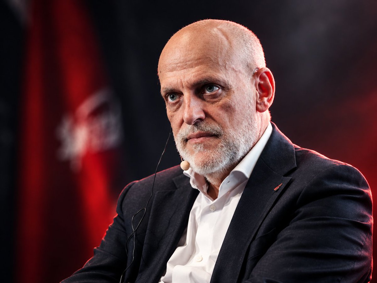 Sr_Nazario_9's tweet photo. 🚨 EL ESCÁNDALO HISTÓRICO DE JAVIER TEBAS Y LALIGA.

​Más de 2.000 demandas a particulares por piratería usando firmas FALSIFICADAS.  

​Lo acaba de destapar en exclusiva @MiguelGalan: hay pruebas de un "corta y pega" de manual sin el consentimiento de los propios inspectores.  

​Nos dan lecciones diarias de moralidad y legalidad para defender su negocio.
​Pero presuntamente estarían cometiendo un delito de falsedad documental continuada en los juzgados.  

​Persiguen y castigan al aficionado mientras ellos hacen presuntamente trampas con las pruebas.  

¿Cuánto más va a durar este tipejo en su cargo?