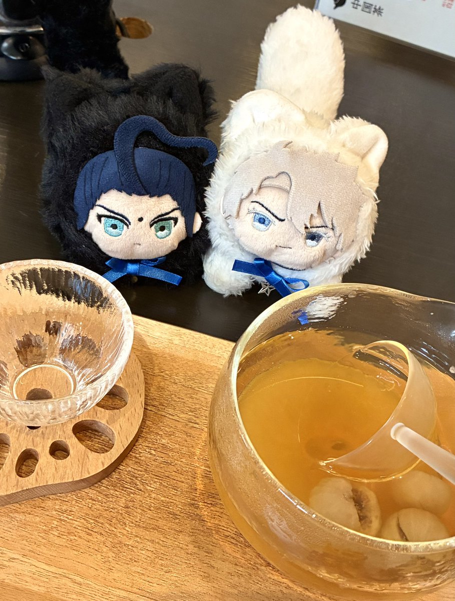 pochikohouse's tweet photo. 薬膳カフェで頼んだ硝子の柄杓で掬うお茶（雪梨無花果湯）がお洒落で楽しかった〜🖤🤍
一緒に食べた四果湯もトッピングもりもりで美味しくてハピ🥰 https://t.co/qd1nJsieND
