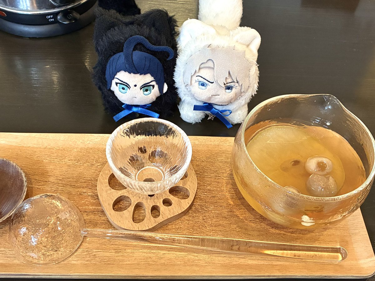 pochikohouse's tweet photo. 薬膳カフェで頼んだ硝子の柄杓で掬うお茶（雪梨無花果湯）がお洒落で楽しかった〜🖤🤍
一緒に食べた四果湯もトッピングもりもりで美味しくてハピ🥰 https://t.co/qd1nJsieND