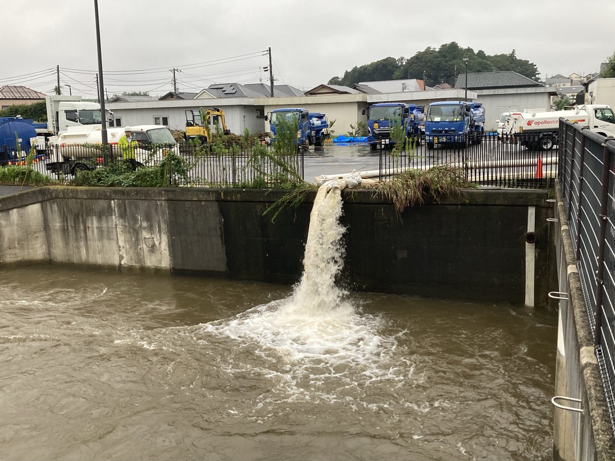 jwa_PR's tweet photo. 【防災情報　23日17時点】機構では現在も印旛沼の水位低下を図るため、常時満水位（Y.P 2.30ｍ）に向けて、印旛機場（最大排水能力：毎秒92トン）、大和田機場（最大排水能力：120トン）の排水運転を行っています。   ※印旛沼の平均水位　Y.P 4.07ｍ（23日17時現在） また、国土交通省、水資源機構の排水ポンプ車も各排水機場に配置して、印旛沼の水位低下を図っています。