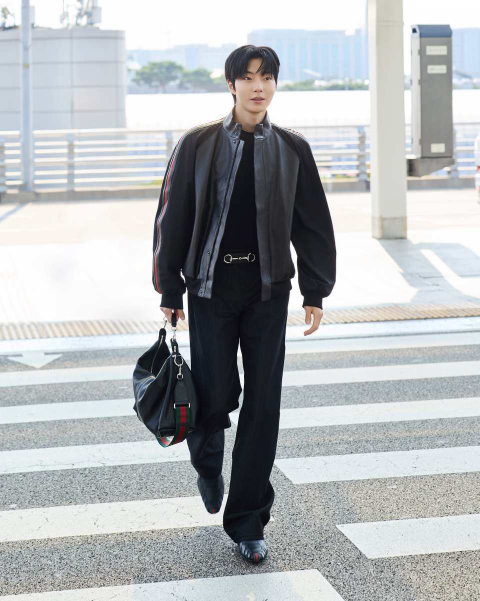 gucci's tweet photo. Heading to Milan for #GucciTheStoreShow, #HwangInYoup carries the #GucciBrera. #MFW https://t.co/8i5iYMFT2g