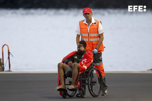 EFE_Canarias's tweet photo. #EFEFotos | Casi 190 migrantes llegan en 24 horas a Lanzarote en cuatro pateras y lanchas neumáticas, entre ellos 20 menores y doce mujeres.

📸 EFE/Adriel Perdomo https://t.co/whvVVIueQg