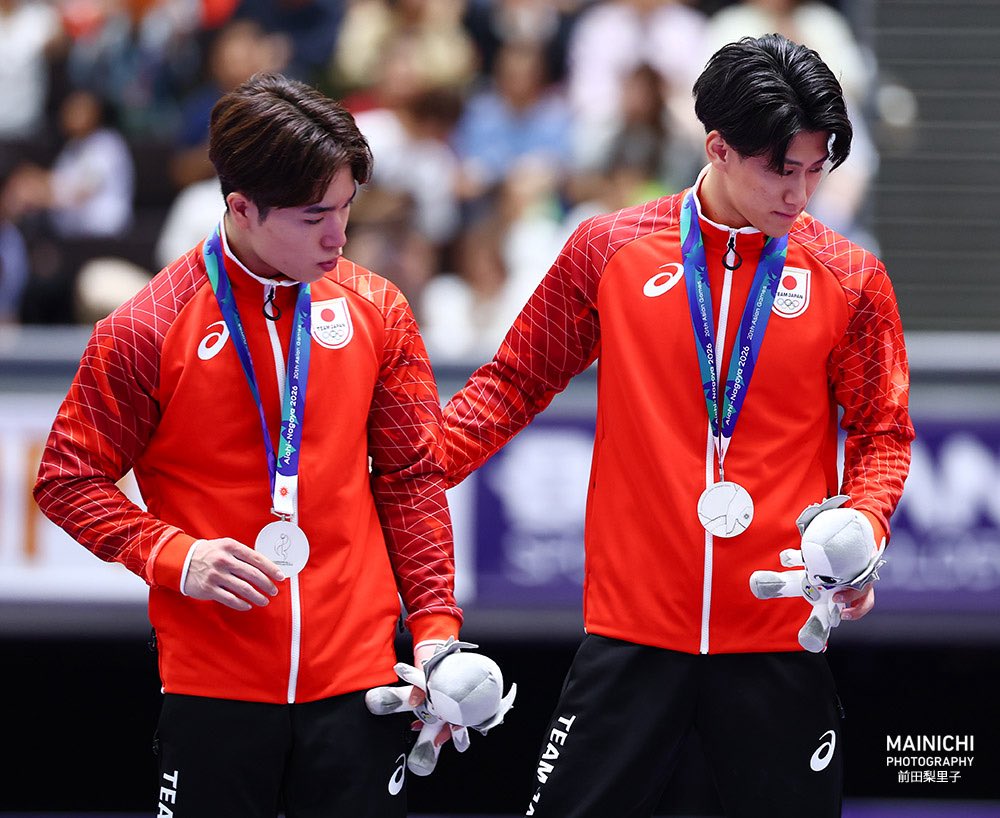 kamibaitais's tweet photo. 体操男子団体の表彰台で、岡慎之助選手を中央に連れていく橋本大輝選手

写真特集📸 https://t.co/5gLWtLYpx0 https://t.co/zweSGL9LuS