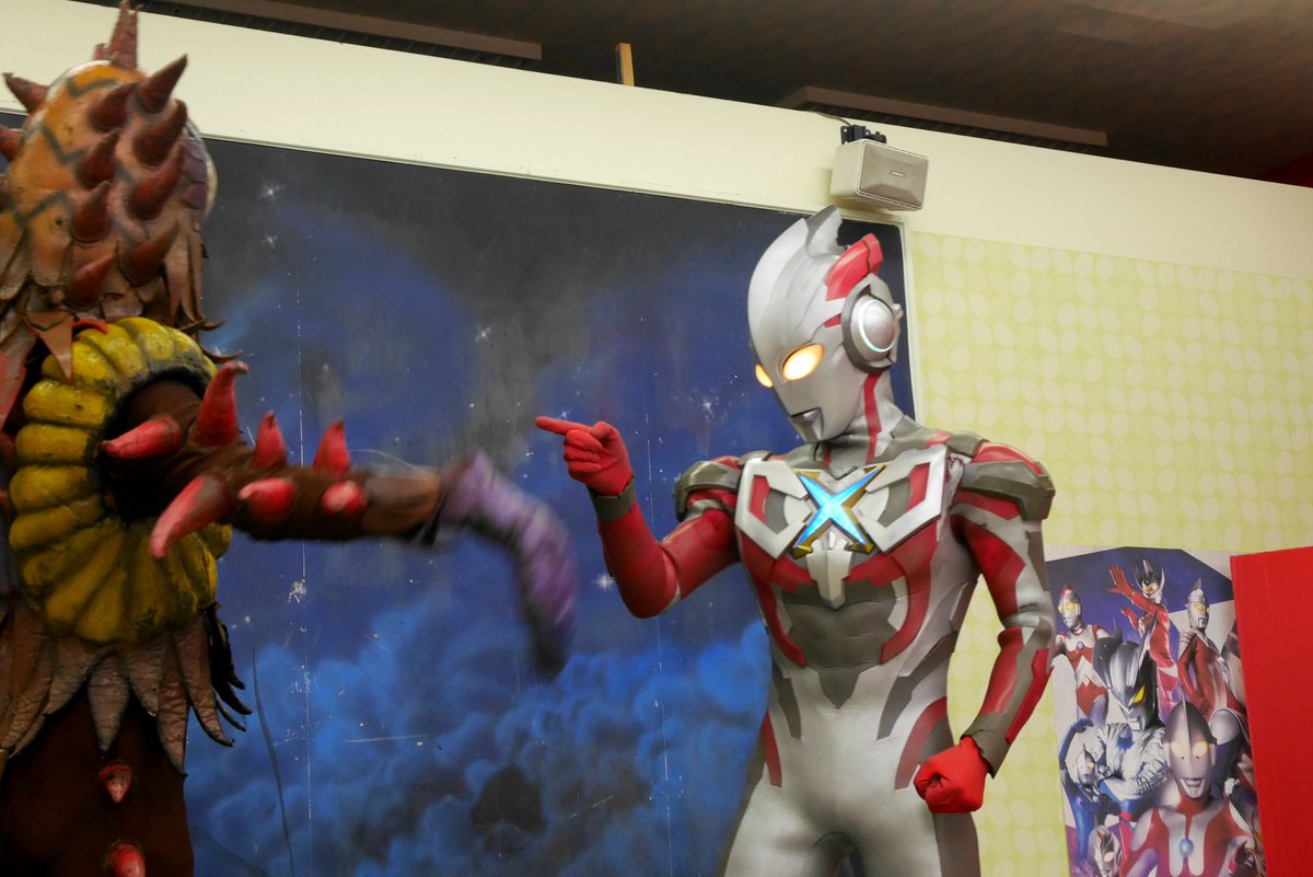 MAsknn3's tweet photo. 地球人の挙動のおかしさから、エンディール星人に「お前が操ってるんだろ、変な光線とか出してるんだろ」と問いただすエックスさん。

しかし、エンディールからの返答は「何も知らない、この大人たちが勝手にしていることだ」と諭された。

#ウルトラマンスタジアム
#ウルトラマンエックス https://t.co/dWPc4J6WaV
