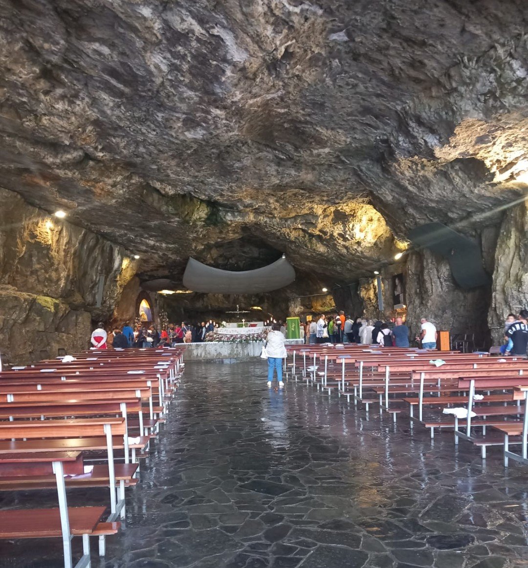Gianna2119's tweet photo. #PMJWeeklyChallenge
#CeilingsWeForgetToLookAt
@pmj_photo
Sanctu of the Madonna della Cornabusa.
The underground church is completely built from a natural cave from which a water source flows.
Near Bergamo: Sant'Omobono. https://t.co/Xxn9mMXKB5