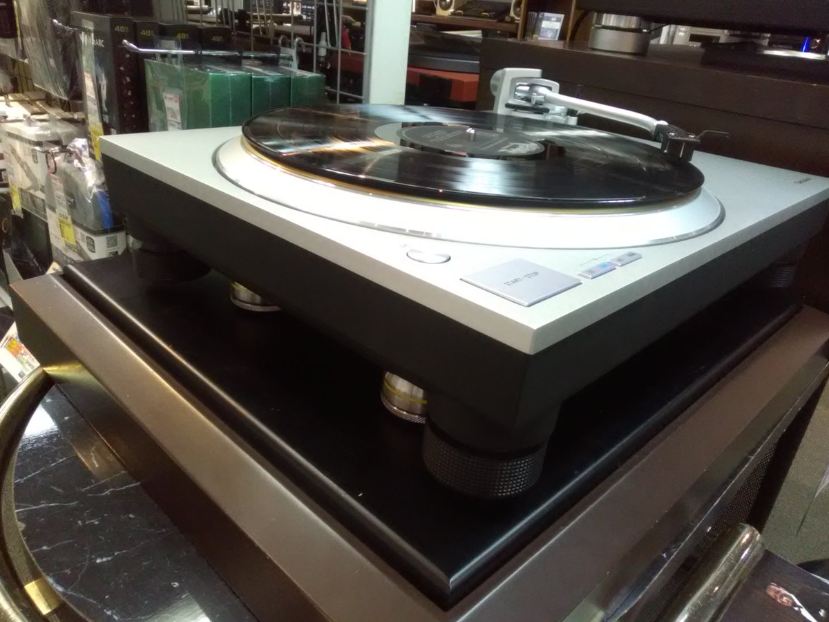 oku_papa's tweet photo. 伊 Bassocontinuoのインシュレーター新製品"ULTRA FEET LEVEL 8" (4個セット 税込定価¥79,200 レコードプレーヤー専用)
https://t.co/dKU8TvJAqK
レコードプレーヤーの底面に敷いて試聴。情報量が飛躍的にUP。これも激変です。
#audio #オーディオ #シマムセン #Bassocontinuo #試聴 https://t.co/7aUoGxRIRc