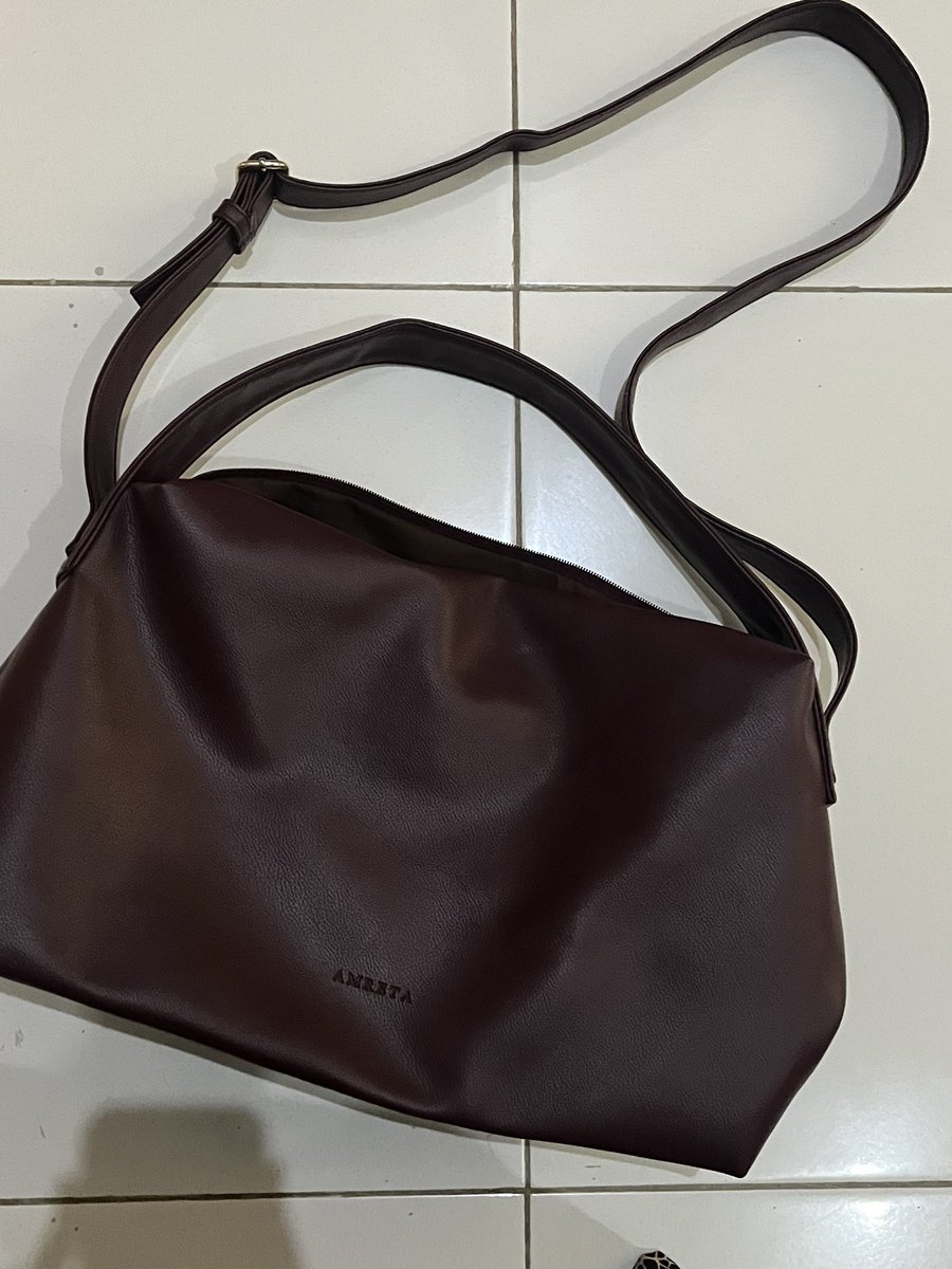 ____thanyaa's tweet photo. lyan bag by amreta warna burgundy (160k) baru dipake 2x https://t.co/caquADnv02