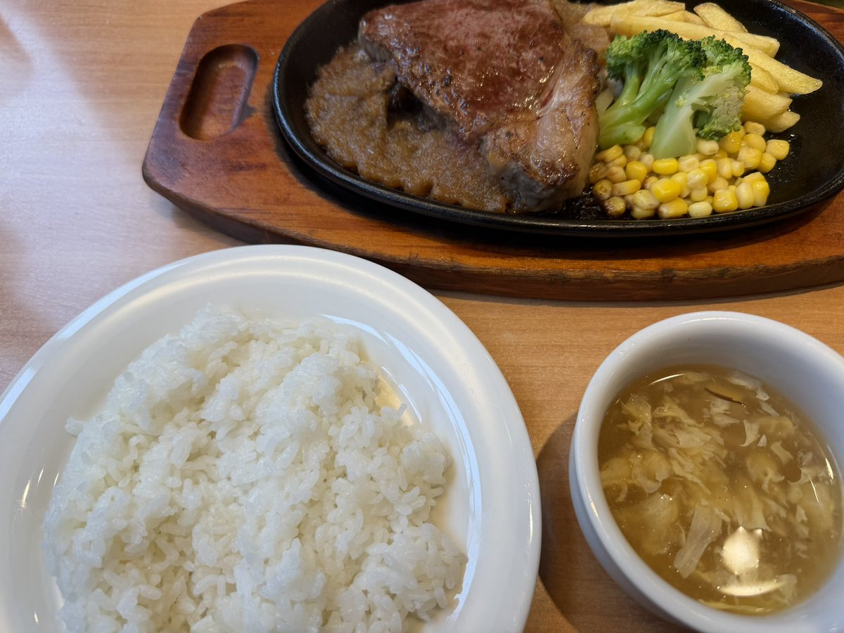 ISA66692528's tweet photo. 家族で「ステーキ宮」でランチ🥩サーロインステーキ140gをレアでいただきました。柔らかくジューシーな肉に、宮のタレが相性抜群！ライスもスープも思わずおかわり🍚クーポンで¥1,600引きになり、お腹もお財布も大満足✨
ご馳走様でした🙏 https://t.co/ouVW5bBAIr