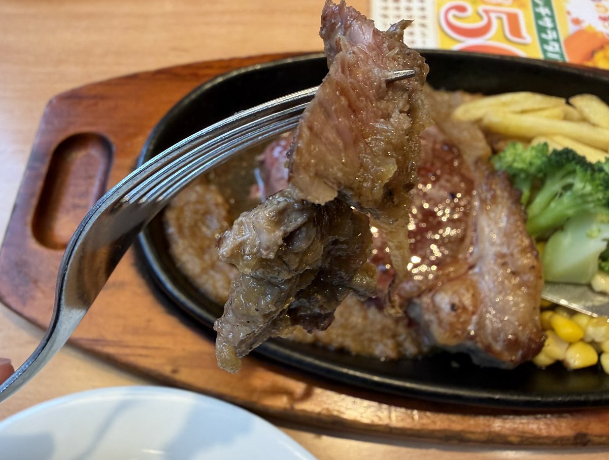 ISA66692528's tweet photo. 家族で「ステーキ宮」でランチ🥩サーロインステーキ140gをレアでいただきました。柔らかくジューシーな肉に、宮のタレが相性抜群！ライスもスープも思わずおかわり🍚クーポンで¥1,600引きになり、お腹もお財布も大満足✨
ご馳走様でした🙏 https://t.co/ouVW5bBAIr