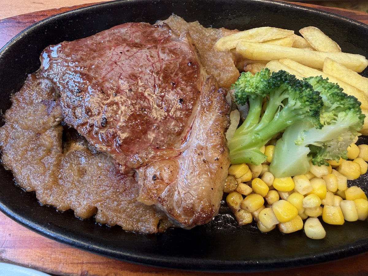 ISA66692528's tweet photo. 家族で「ステーキ宮」でランチ🥩サーロインステーキ140gをレアでいただきました。柔らかくジューシーな肉に、宮のタレが相性抜群！ライスもスープも思わずおかわり🍚クーポンで¥1,600引きになり、お腹もお財布も大満足✨
ご馳走様でした🙏 https://t.co/ouVW5bBAIr