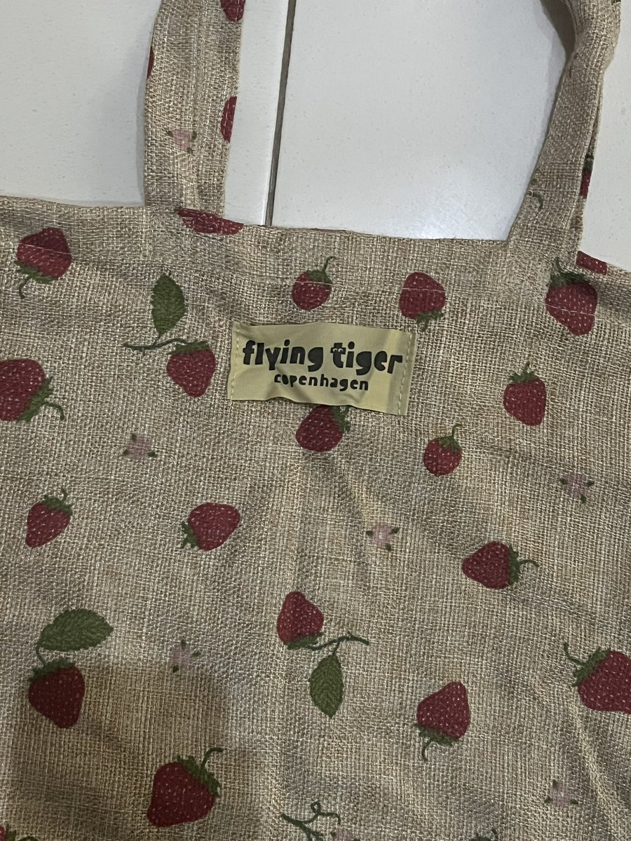 ____thanyaa's tweet photo. strawberry totebag flying tiger (30k) gaperna dipake https://t.co/dBu2YDklgS
