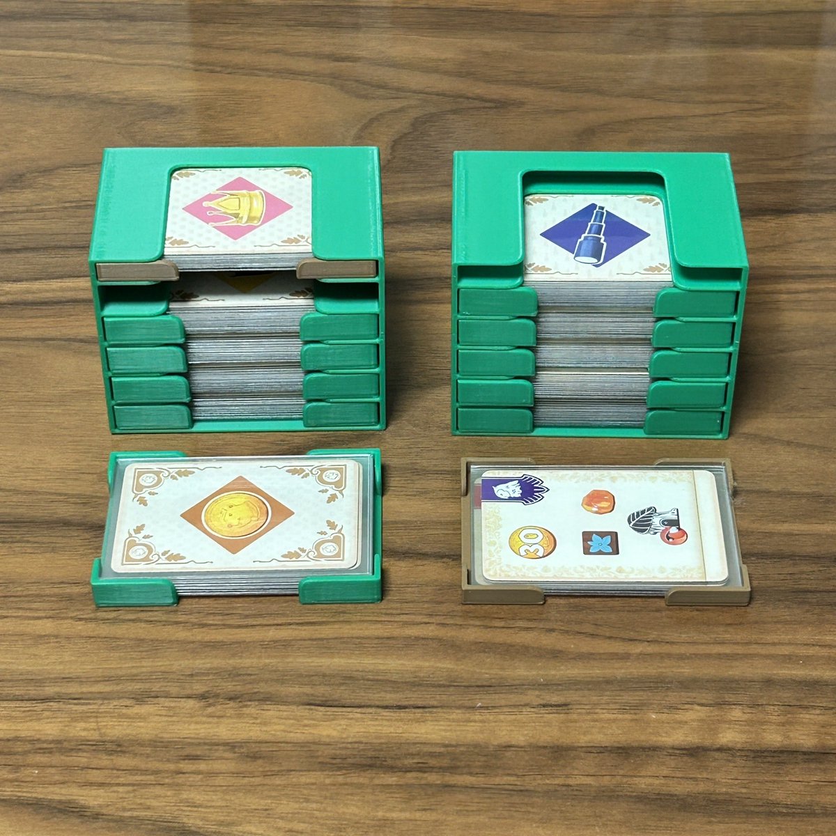 keron_boardgame's tweet photo. キングダムクロッシングのインサートも作りました。

•カードや鳥トークンをそのまま出してセットアップできます！

•プレイヤーボードのスタンドをつけると
カードの差し込みもスムーズです✨

こちらもメルカリ、Yahoo!フリマに出品中！

この後は、エントロピー、リコールのインサートを制作予定です。