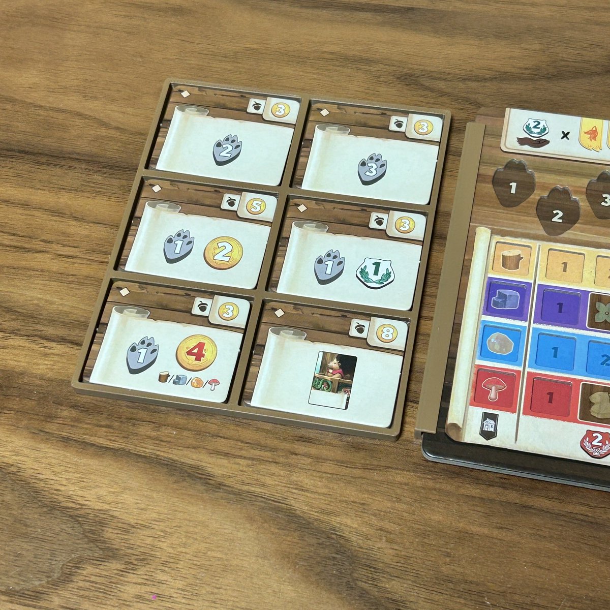 keron_boardgame's tweet photo. キングダムクロッシングのインサートも作りました。

•カードや鳥トークンをそのまま出してセットアップできます！

•プレイヤーボードのスタンドをつけると
カードの差し込みもスムーズです✨

こちらもメルカリ、Yahoo!フリマに出品中！

この後は、エントロピー、リコールのインサートを制作予定です。