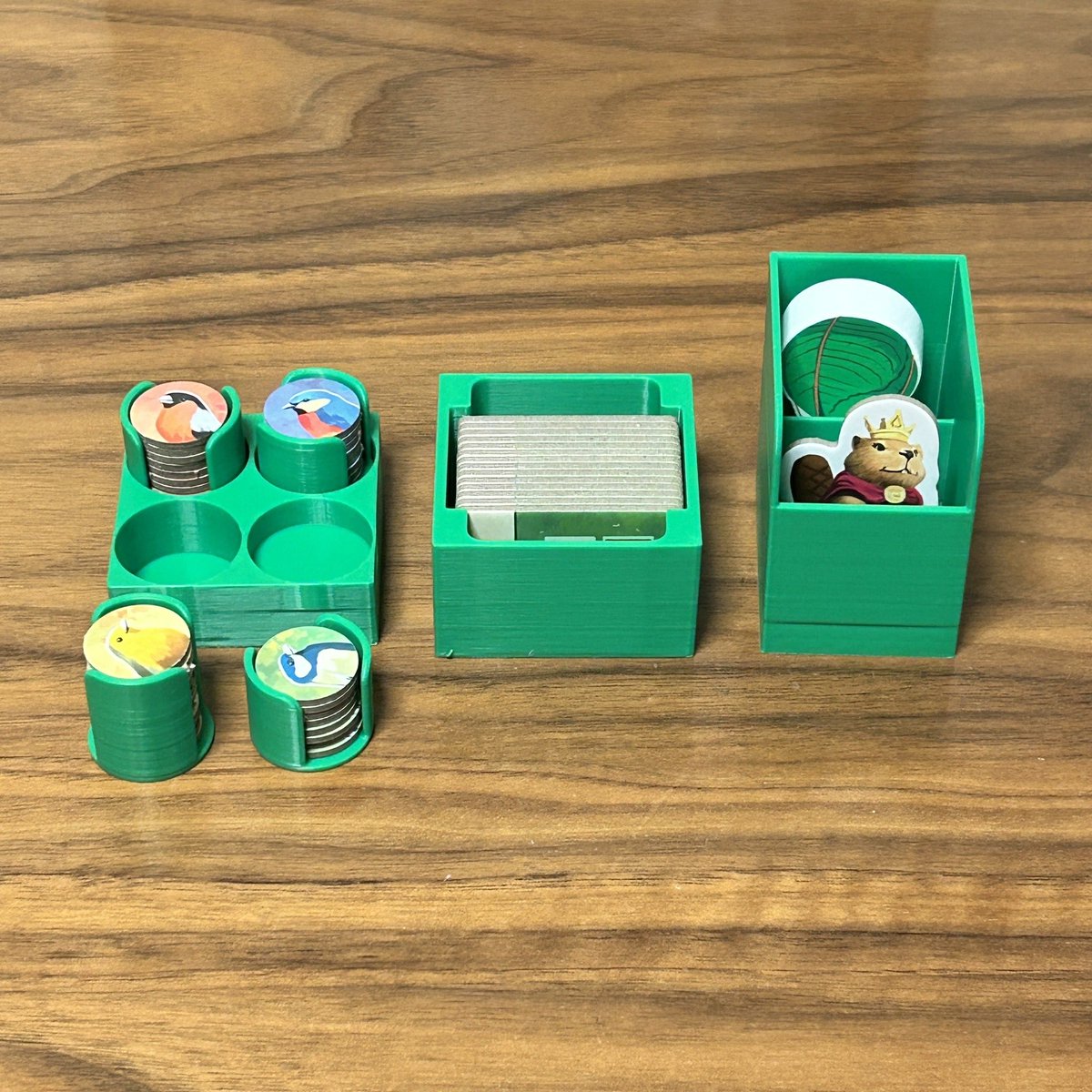 keron_boardgame's tweet photo. キングダムクロッシングのインサートも作りました。

•カードや鳥トークンをそのまま出してセットアップできます！

•プレイヤーボードのスタンドをつけると
カードの差し込みもスムーズです✨

こちらもメルカリ、Yahoo!フリマに出品中！

この後は、エントロピー、リコールのインサートを制作予定です。